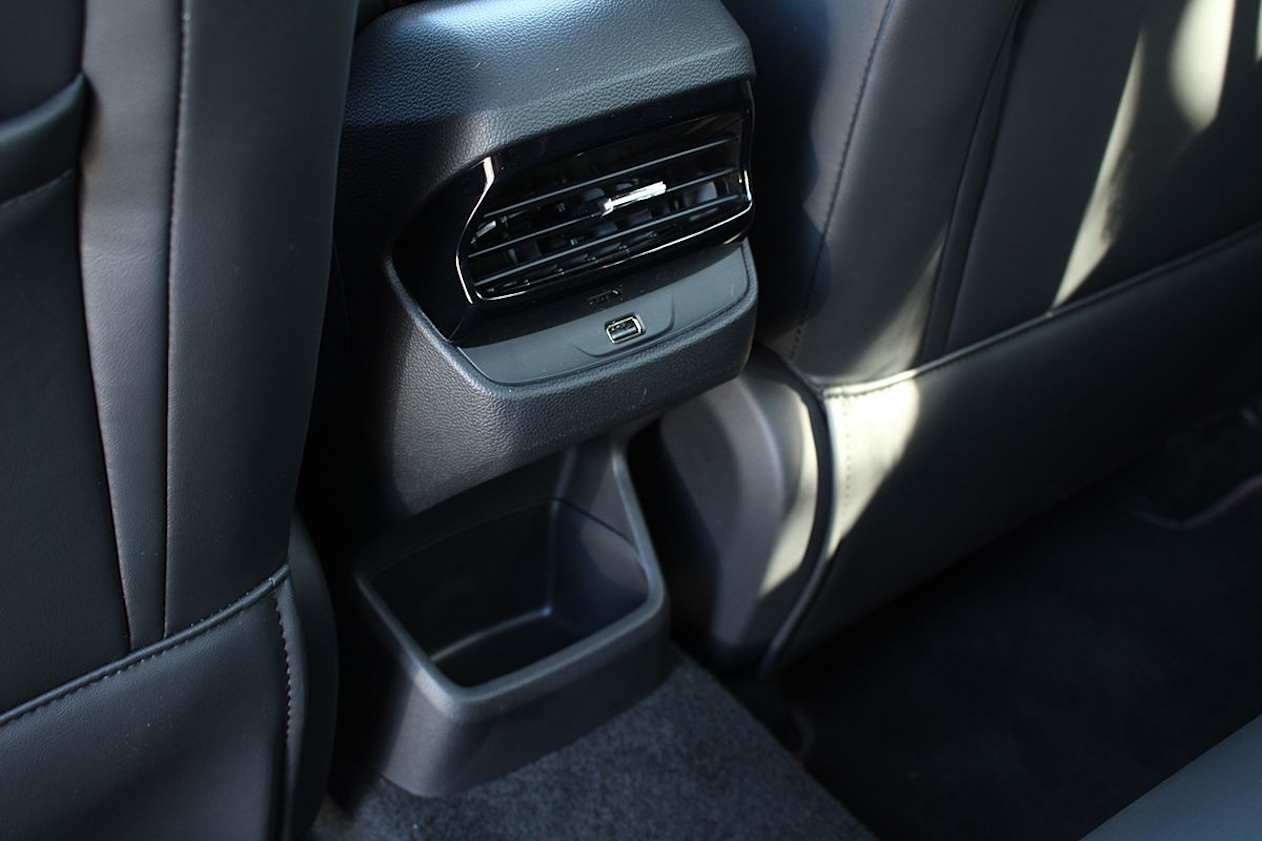 Strangely, there’s only one central vent control in the rear so only one passenger gets cool air or heat. (Image: Chris Thompson)