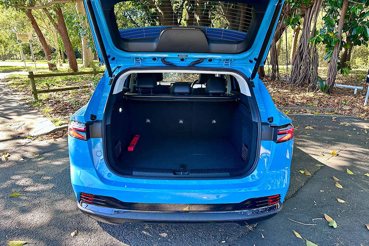 MG Hs Hybrid+ boot space