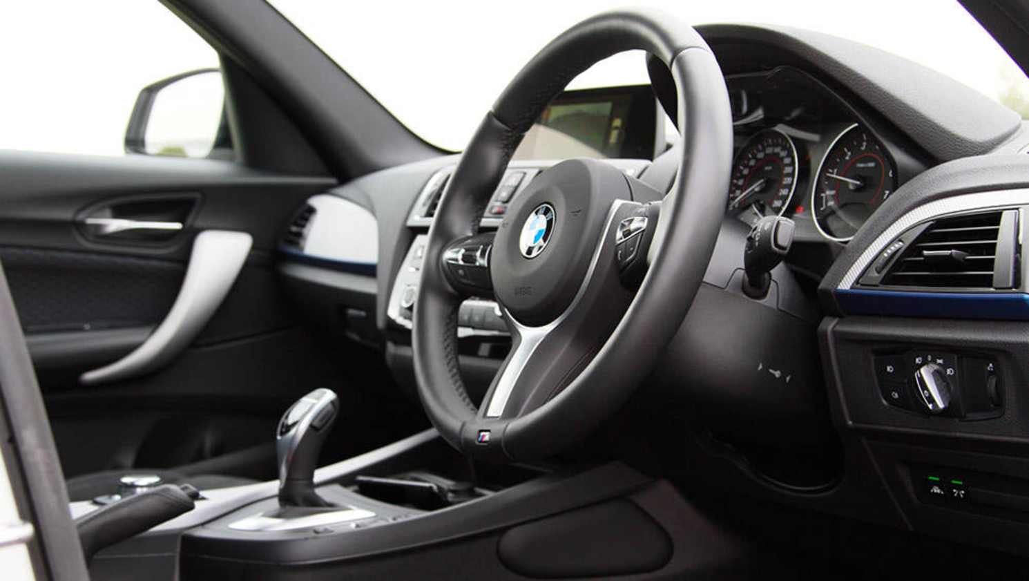 This variant is the BMW 125i M Sport automatic 2017.