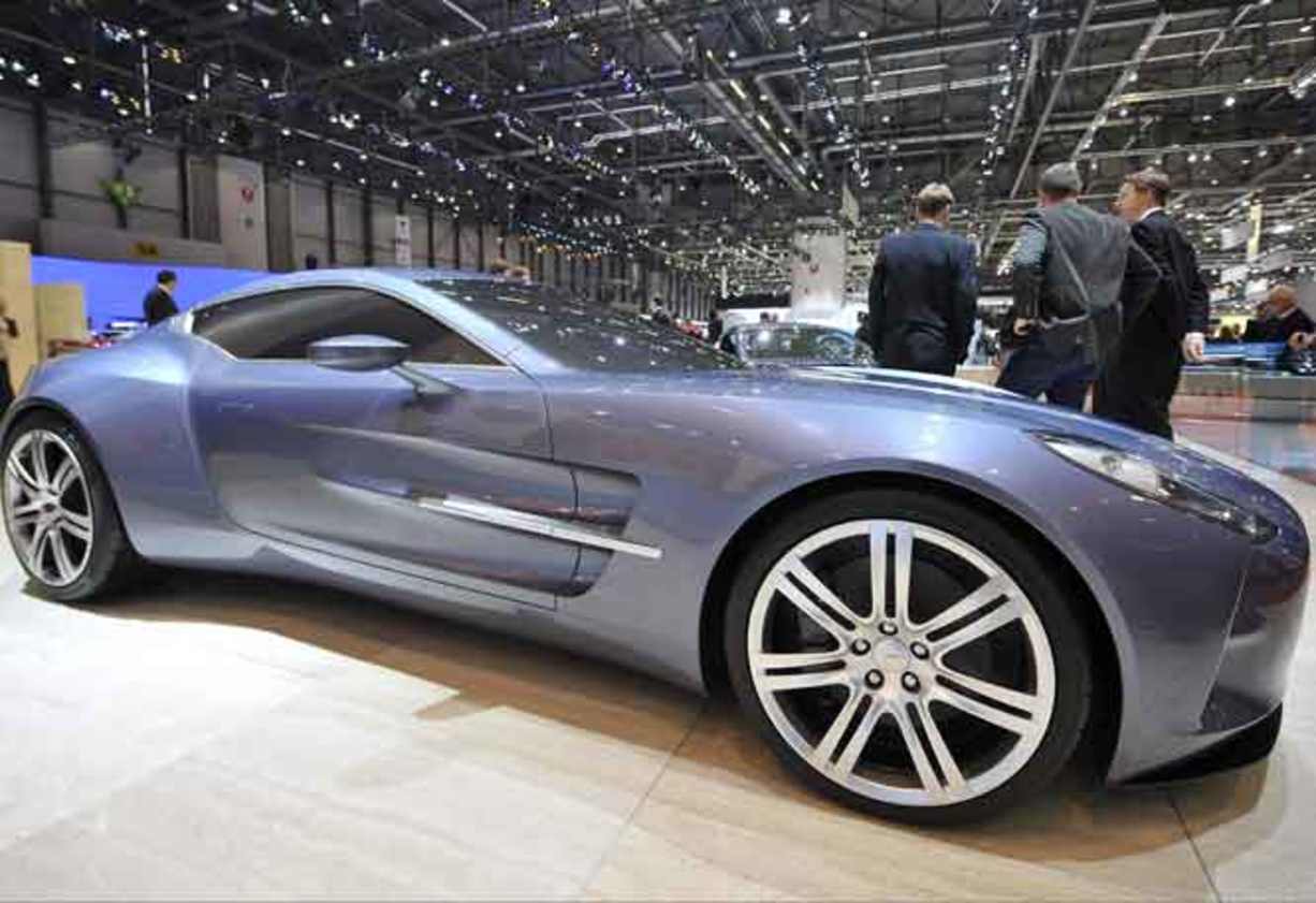 最新人気 One-77 Martin Aston look First - CarsGuide | News Car 洋書