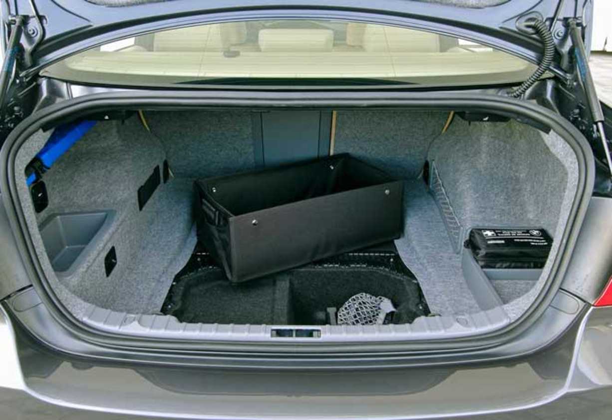 BMW 320i sedan