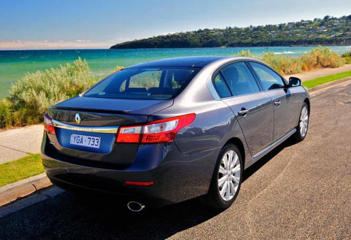 Building with Samsung in Korea means the list of basic equipment runs from leather seats and alloy wheels to sun blinds, keyless starting, a 3D sound system, satnav - a TomTom system including speed limits - and dual-zone aircon.