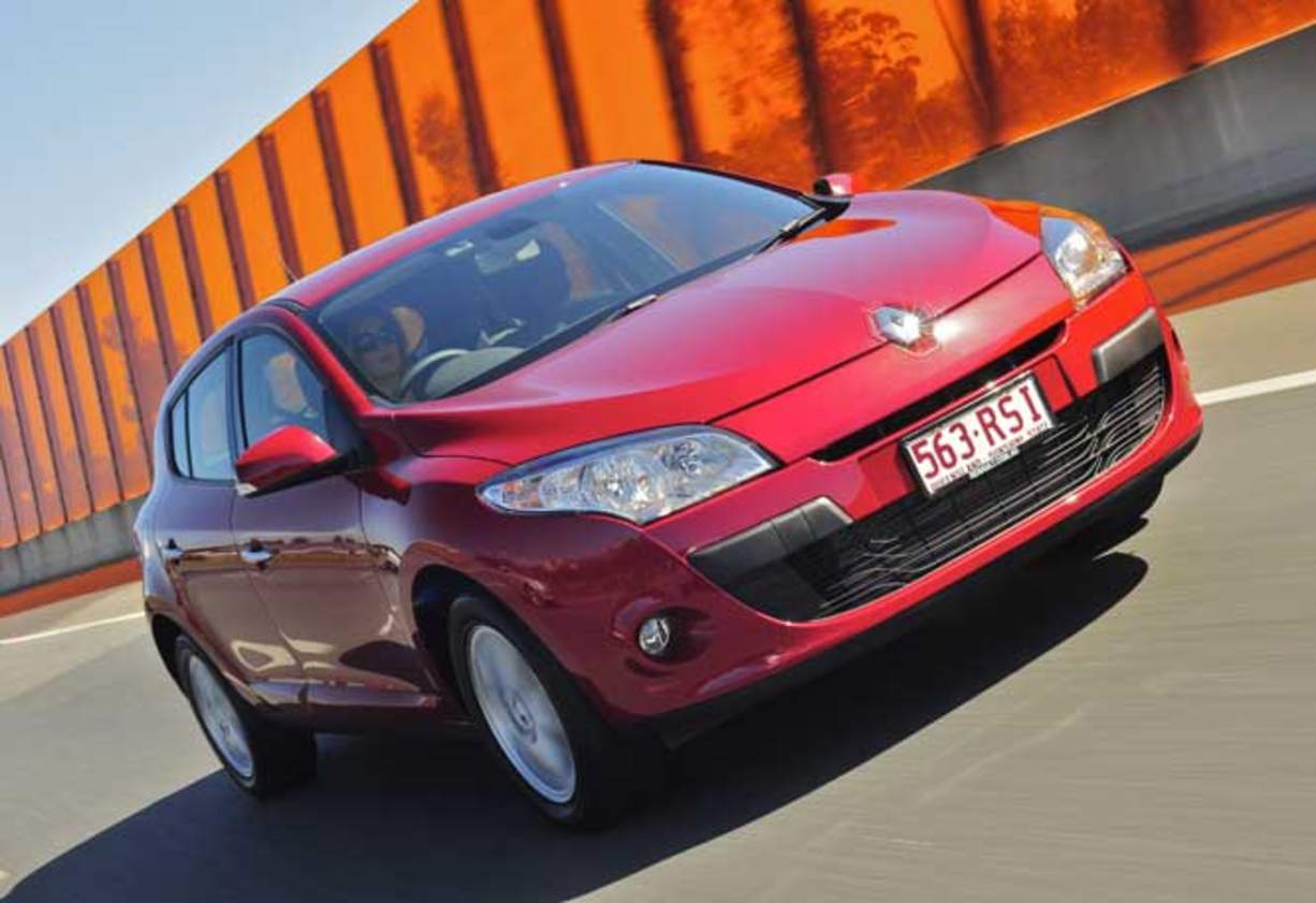 Goes a lot better than the engine’s small capacity might suggest. Good low to mid-range torque delivers a strong throttle response, but the transmission tends to move into high gear quickly to achieve better economy. Flicking the gear selector across to m