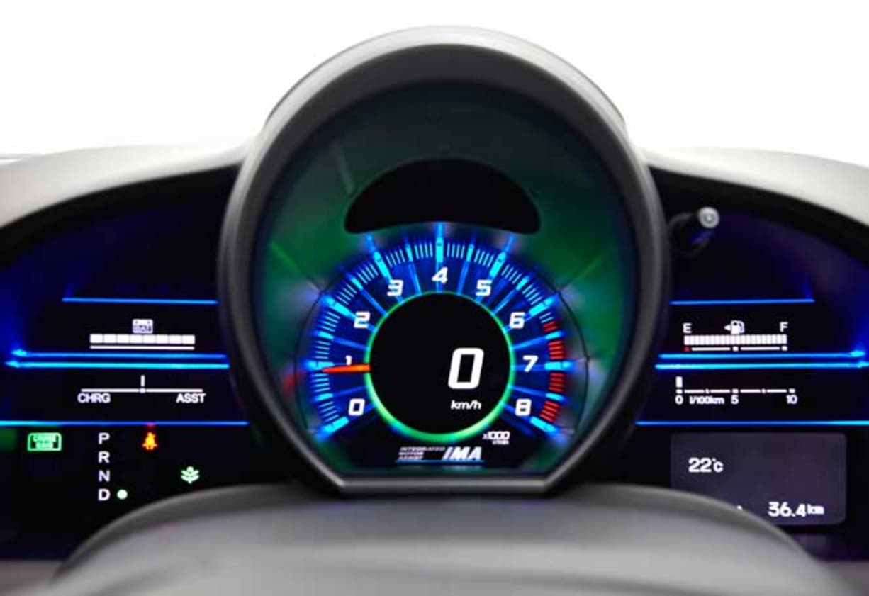 The CR-Z drives like a sports car should. It&#039;s built on a rigid frame and the MacStrut front and torsion bar rear suspension, wide track, electric steering and 16-inch alloys give it a firm ride and good, flat handling.  We squirted a CRV-equipped model a