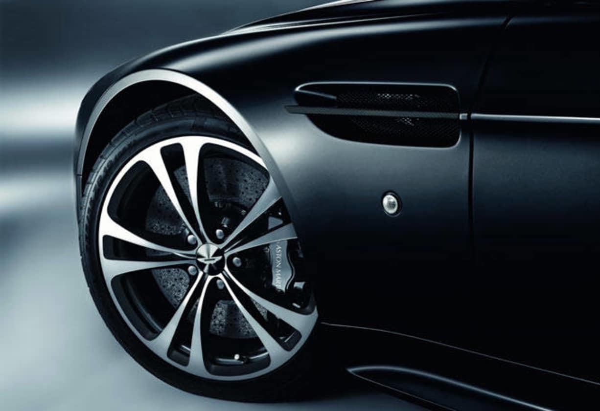 Aston Martin V12 Vantage Carbon Black edition