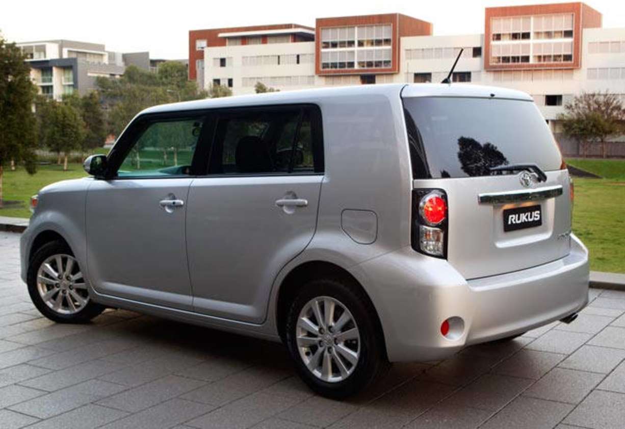 Toyota Rukus 2010