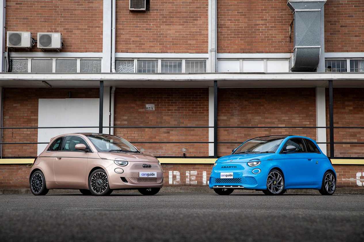 The regular 500e LaPrima joined by its hot-rod alternative, the Abarth 500e. (Image: Tom White)