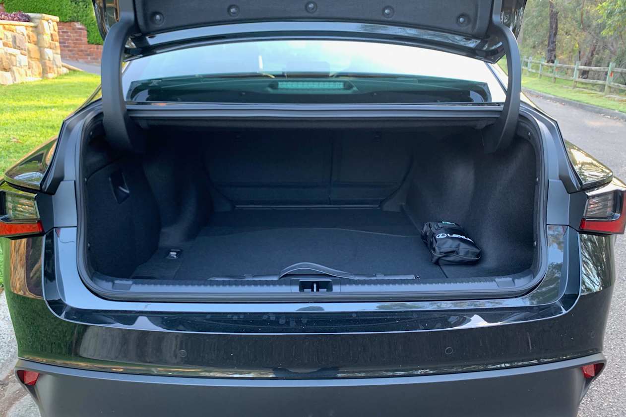 Lexus IS300H boot space