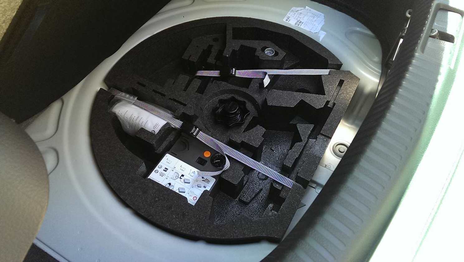 2015 Volkswagen Scirocco R puncture repair kit