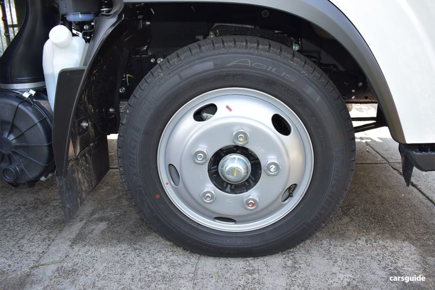 Isuzu NLR Tyre Placard