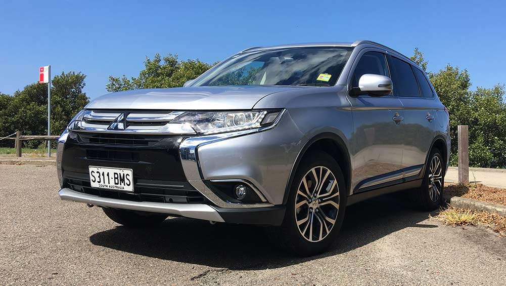 Mitsubishi Outlander LS 2WD 2.0 manual 2017 review | CarsGuide