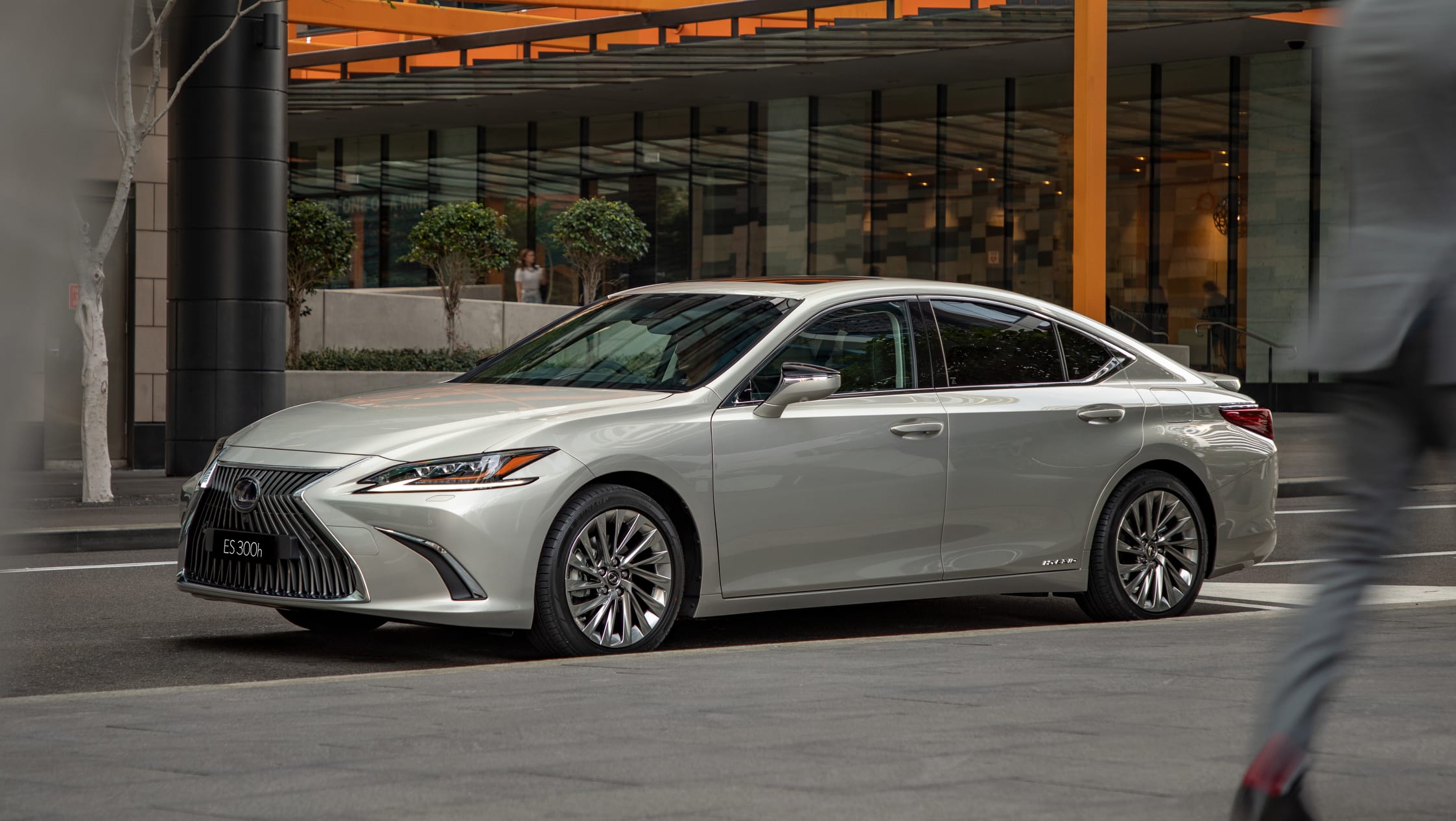 Lexus ES300h Luxury 2019 review: snapshot | CarsGuide