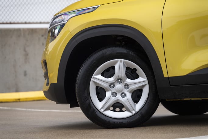Instead of alloy wheels, the Seltos S has steel ones with hubcaps. 