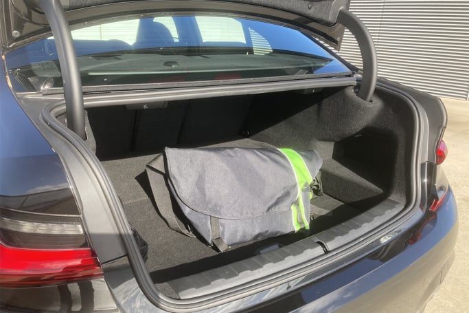BMW 330e 2020 Boot space