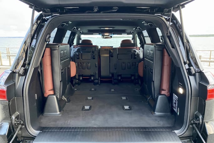 Lexus LX 570 Boot space