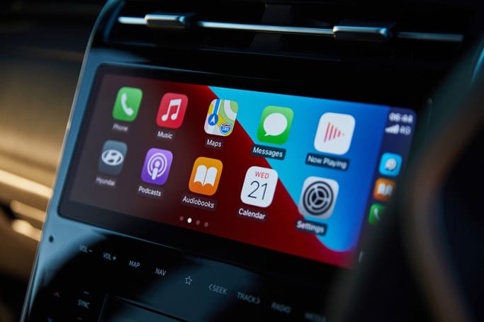 Apple CarPlay и Android Auto являются стандартными для всей линейки. (Изображение: Джеймс Клири)