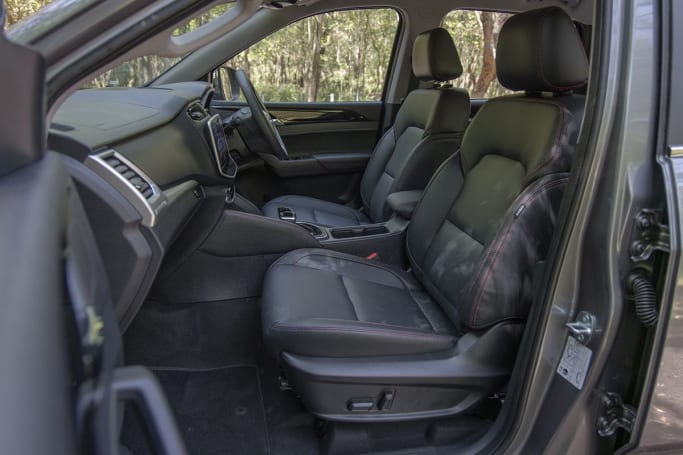 Топовый Luxe получает передние сиденья с электрической регулировкой и подогревом. (Изображение: Глен Салливан)
