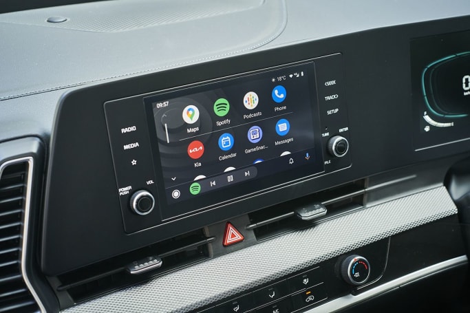 В стандартную комплектацию S начального уровня входит 8,0-дюймовый сенсорный экран с беспроводным Apple CarPlay и Android Auto.