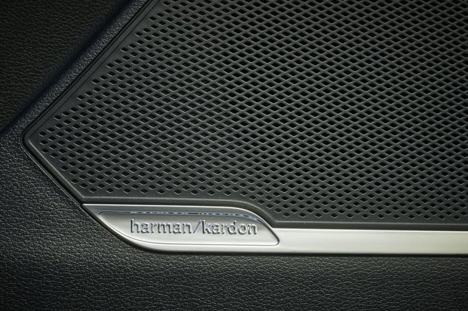 GT Line имеет стереосистему Harman Kardon с восемью динамиками.