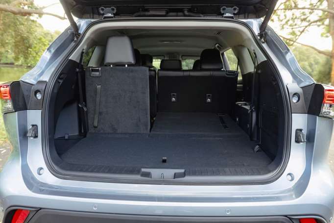 Toyota Kluger Boot space