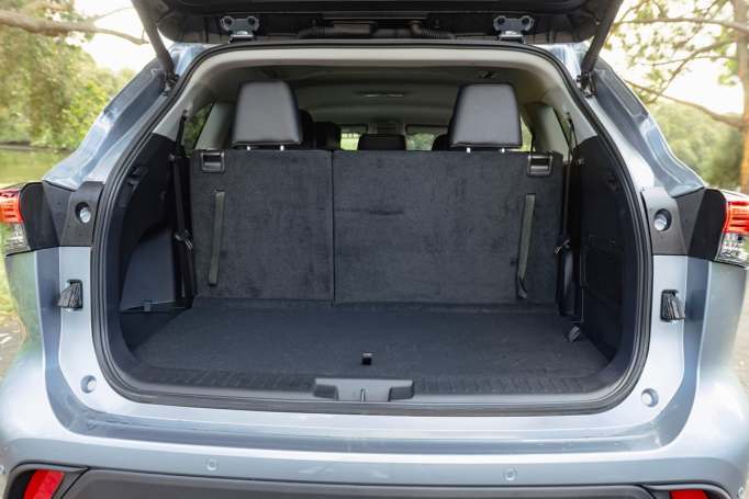 Toyota Kluger Boot space