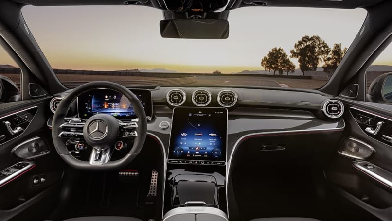 Im Inneren gibt es eine Version der zweiten Generation der „AMG Performance“-Vordersitze sowie eine spezifische Weiterentwicklung des „MBUX“-Multimediasystems von Mercedes.