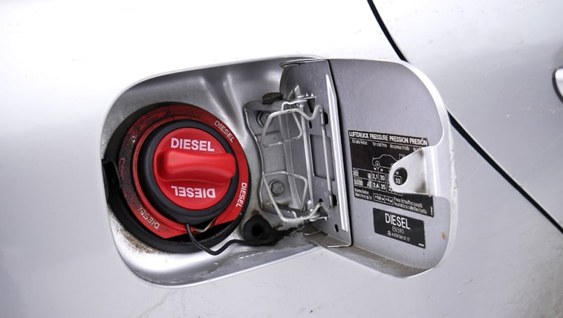 Si se enciende la luz de verificación del motor, vale la pena verificar si la tapa de combustible funciona correctamente.