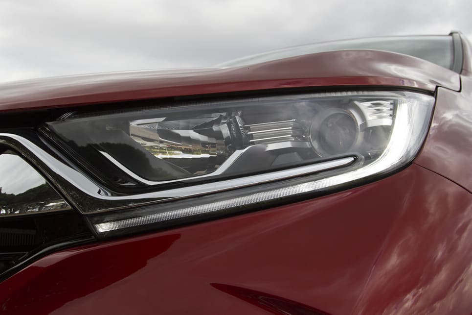 The 2017 CR-V VTi-S comes with auto headlights.