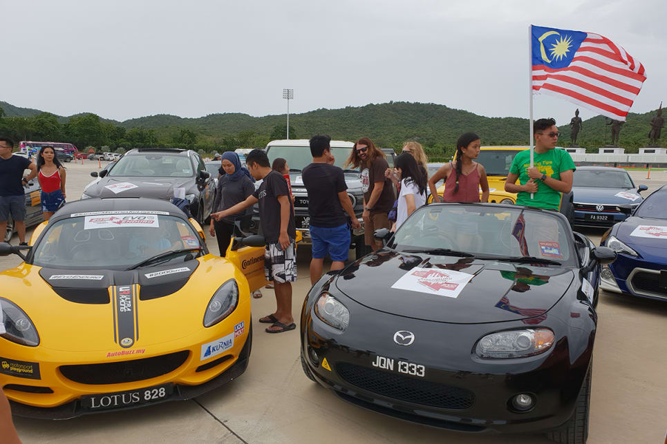 The Lotus Elise Cup 250 and Mazda MX-5 (NC) had stormed all the way to Hua Hin the night before. Apparently, they arrived around 3am.