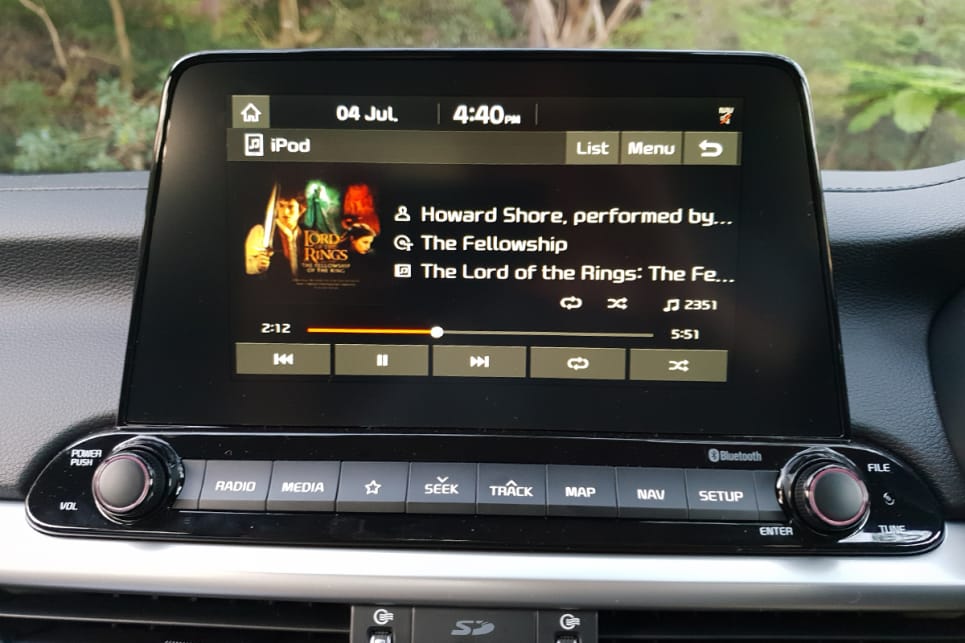 The multimedia system features a reversing camera, DAB, Bluetooth, sat-nav with live traffic updates, Apple CarPlay and Android Auto compatibility.