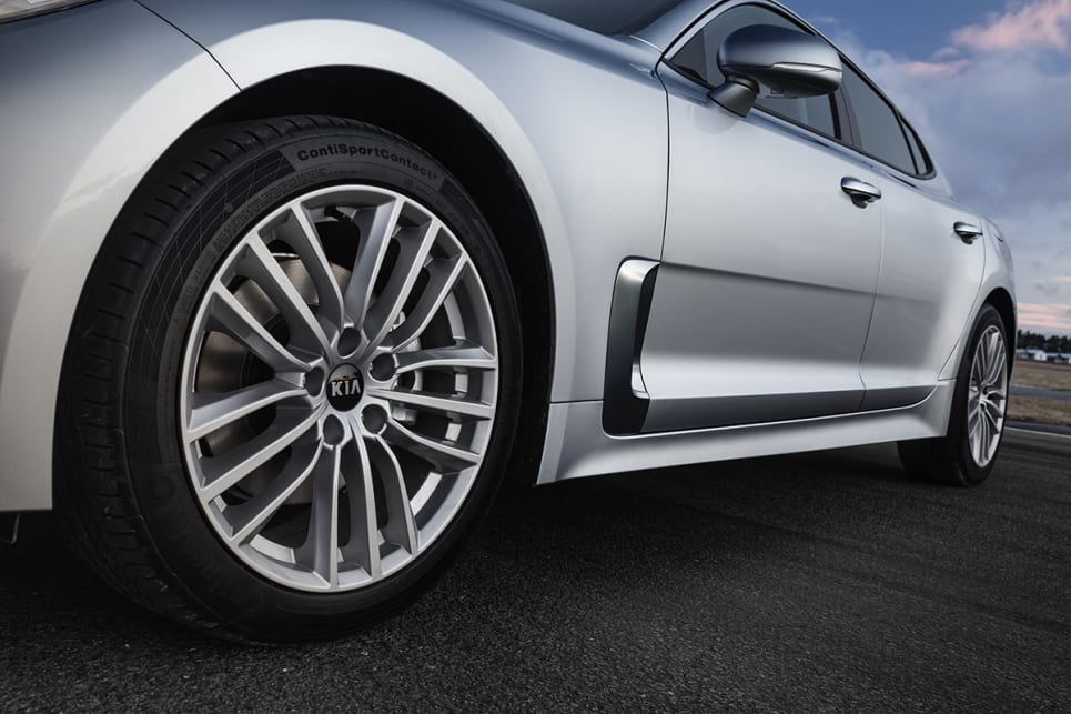 The 200S and 200Si wears18-inch silver, multi-spoke alloys. (2018 Kia Stinger 200S pictured)