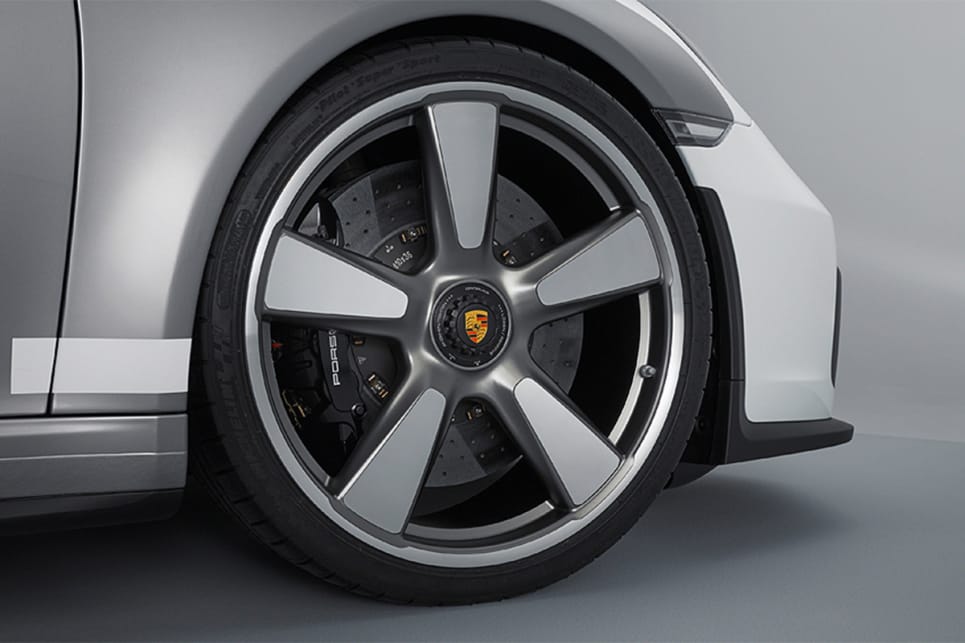 The Speedster gets 21-inch Fuchs alloys wheels with centre locks.