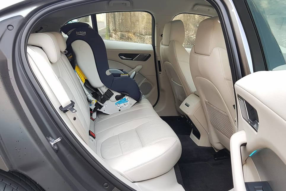 The back seat has ISOFIX child seat mounts in the outward positions.