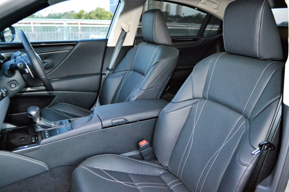 2019 Lexus ES | interior