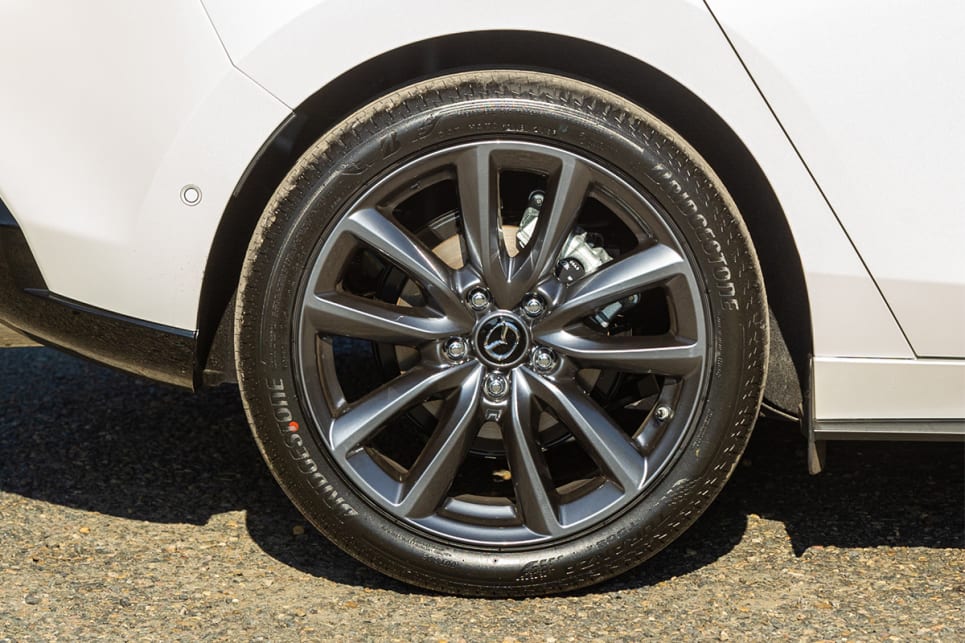 The G25 Evolve wears 18-inch alloy wheels.
