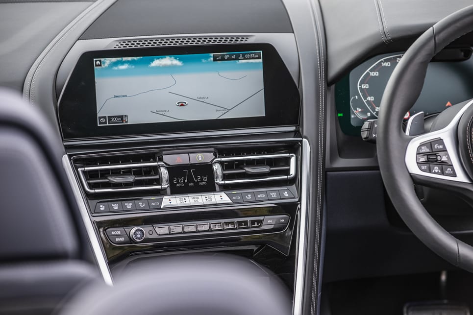 The M850i features a10.25-inch Control Display.