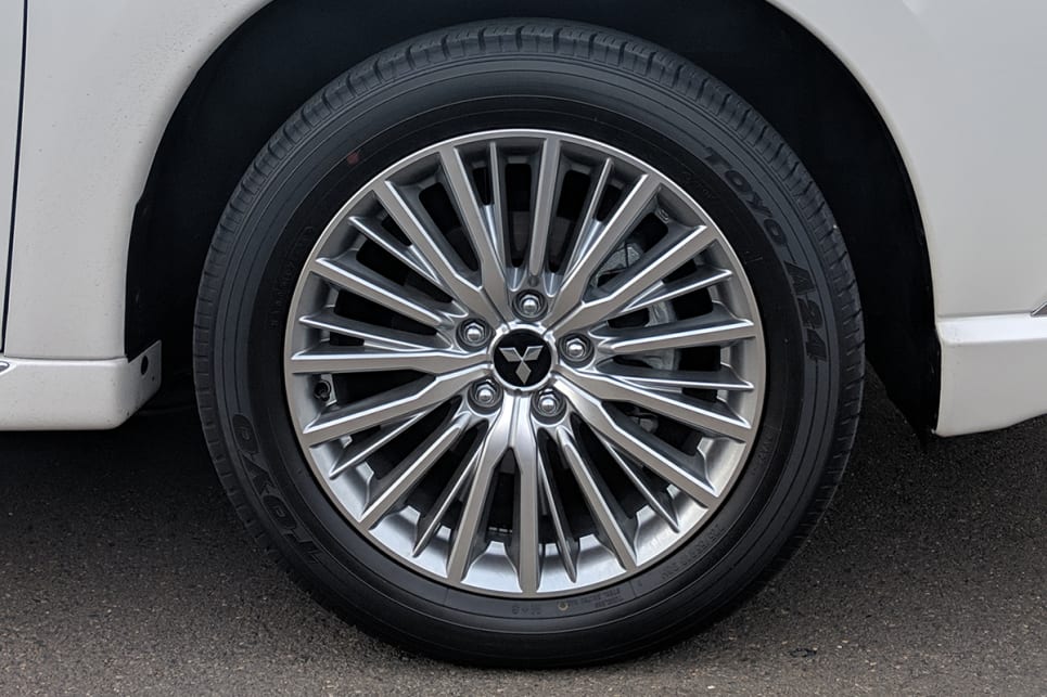 The ES model scores 18-inch alloy wheels.