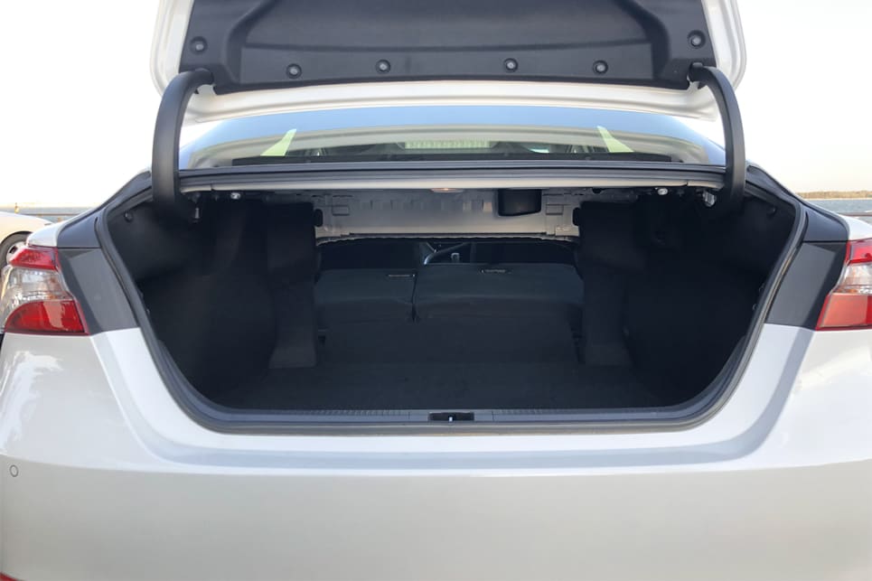The 60/40 splitting rear seats can increase the boot space.