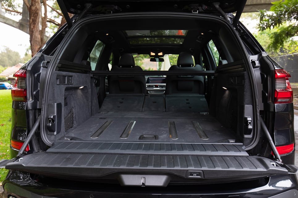 It’s got a split tailgate system, which means the bottom of the tailgate comes up about 20cm and things don’t fall out of the boot when you open it.