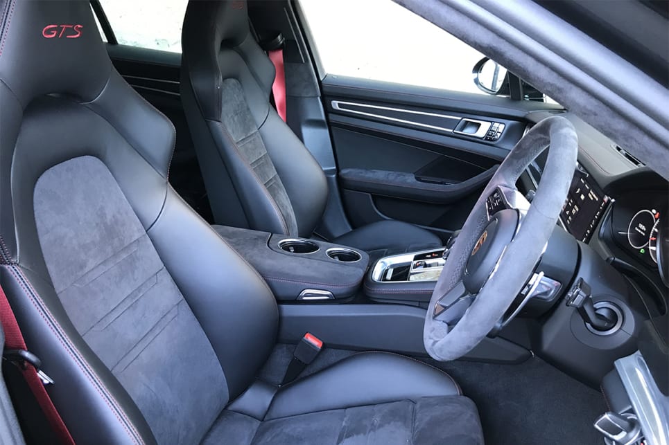 The front seats of the Panamera Sport Turismo GTS are elegantly sculpted, while the broad centre console enhances a cosy ‘cockpit’ feel.