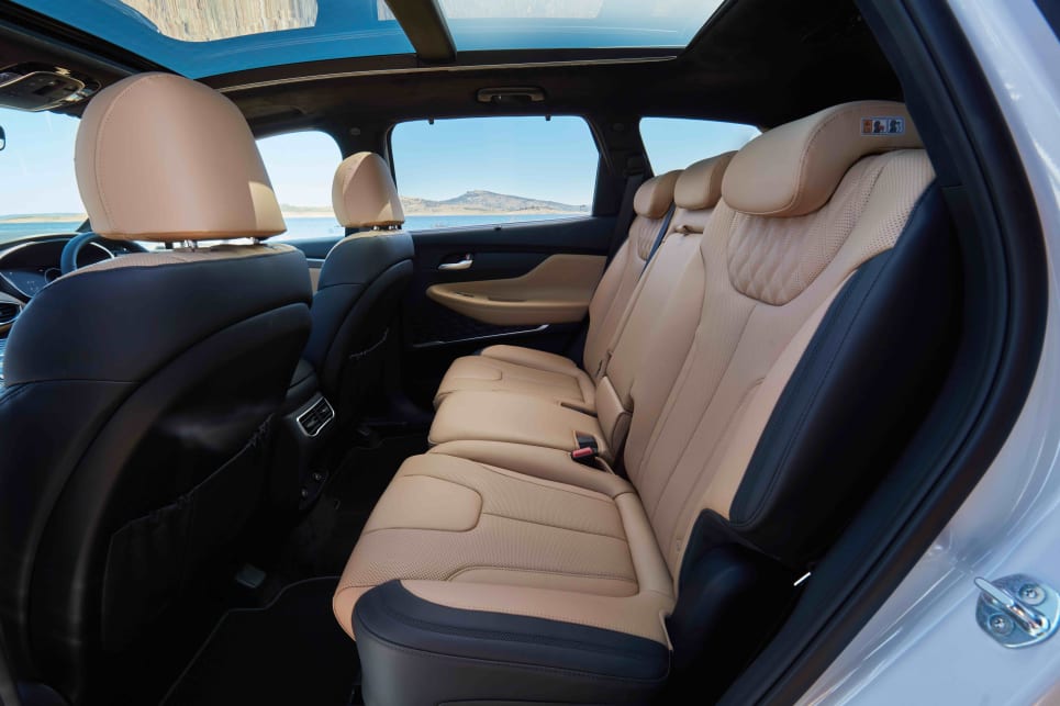 Headroom in the second row is also excellent – even with the sunroof.
