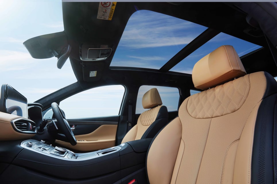 The panoramic sunroof is included in the standard equipment (pictured: Highlander).