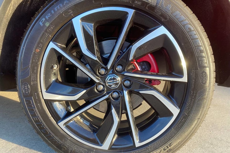 The MG ZST Essence gets 17-inch alloy wheels.