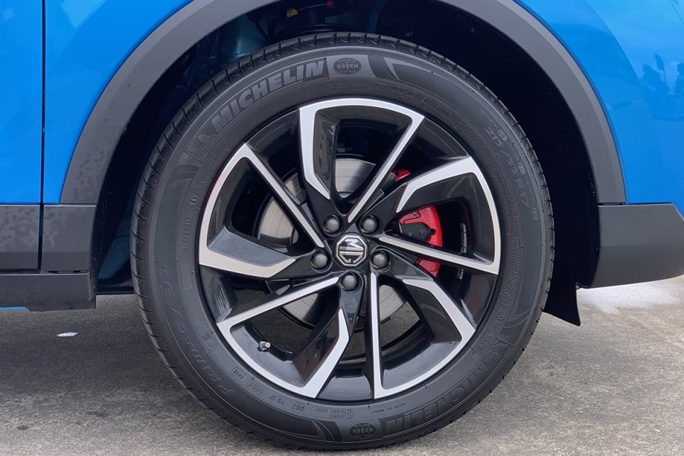 Both ZST variants wear 17-inch alloy wheels.