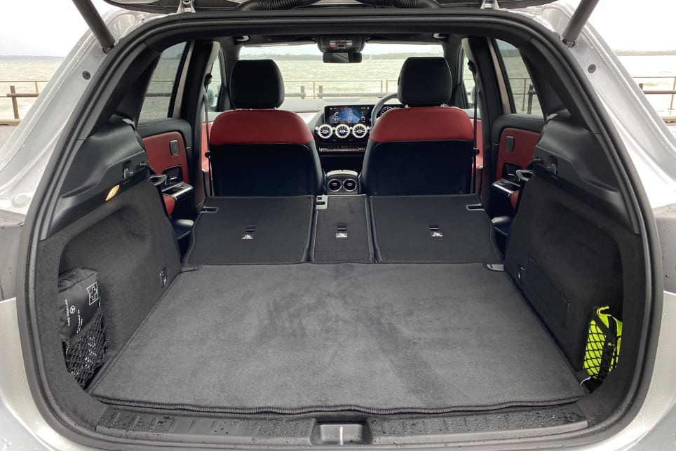 Extend the boot to 1430 litres by putting the seats down.
