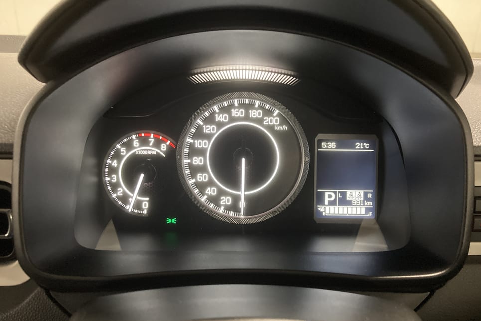 The speedometer is placed in the centre of the instrument cluster. 