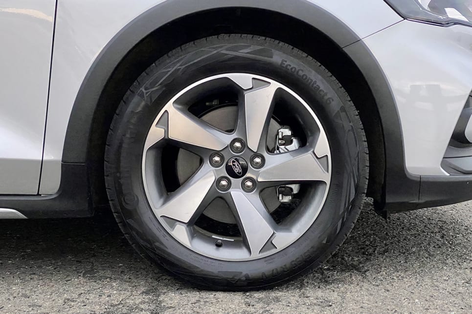 The Focus Active wears 17-inch alloy wheels.