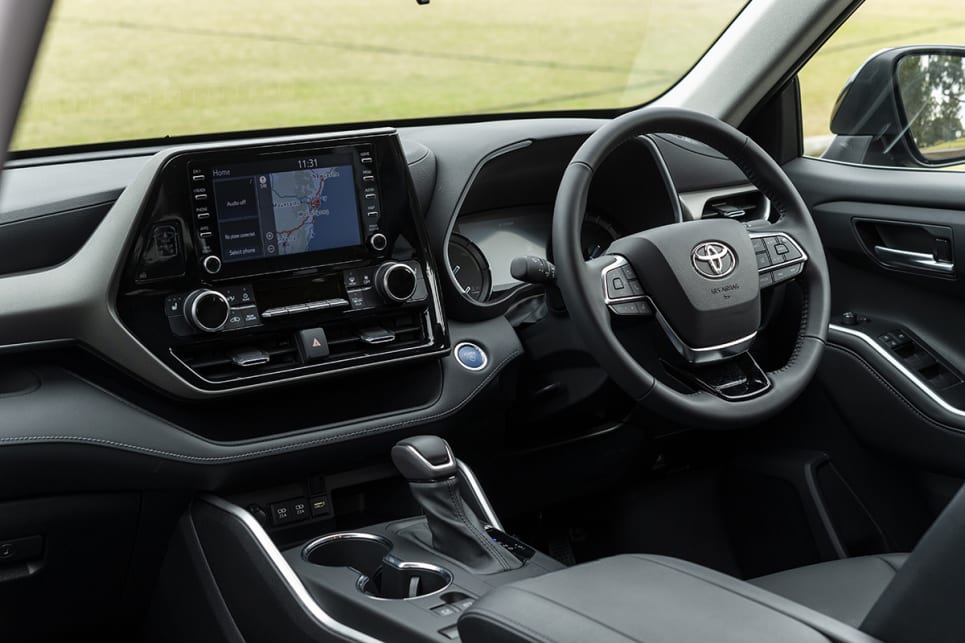 The Kluger has a useful shelf which is built into the dashboard and runs from the front passenger’s side to the driver’s left knee.