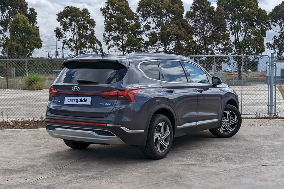 Measuring 4785mm long and 1900mm wide, the Santa Fe is certainly a sizeable ride. (image: Tung Nguyen)