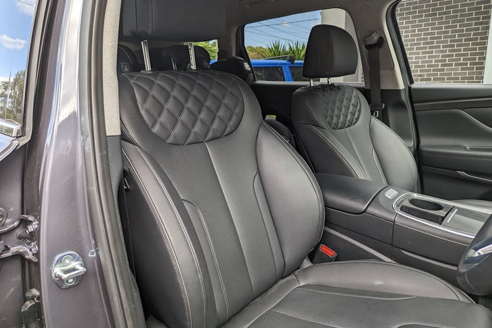 Front seats in the Tucson were electronically adjustable, while the seats in the Santa Fe are manually operated. (image: Tung Nguyen)